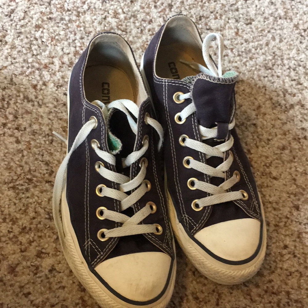 Black double-tongued converse sneakers